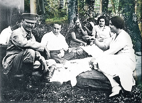 Иосиф Сталин и Надежда Аллилуева (на фото - крайняя справа) на пикнике вместе с соратниками. 1920-е годы. Снимок сделан недалеко от того места, где в 1933-м была построена Ближняя дача