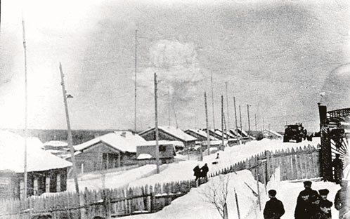  23 марта 1971 года. Один из жителей поселка Чусовской с расстояния в 30 километров снял первую серию атомных взрывов.