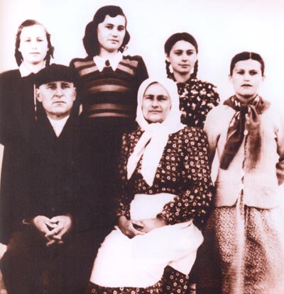 Семья Марии Биешу - примадонна в центре (она - старшая сестра). С сестрами и сделала свою первую в жизни постановку. 