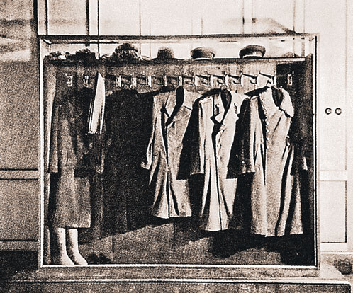 Сталинский гардероб. На снимке слева внизу - валенки вождя. (Фото 1950-х годов)