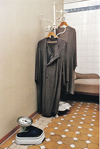 Банные халаты Сталина с укороченными левыми рукавами и напольные весы. А на нижнем снимке - ванная комната. Сохранилось все, кроме висячей скамейки для принятия душа