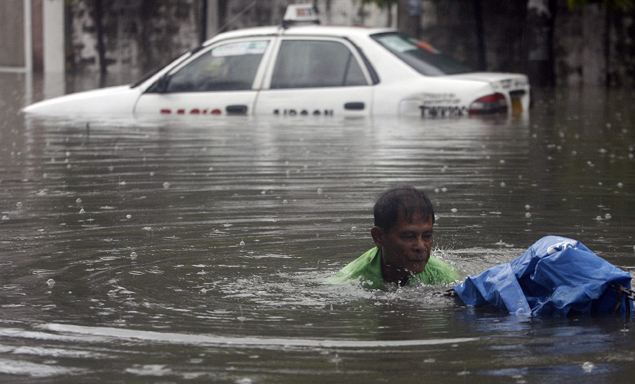 ...На Филиппинах улицы приходилось пересекать вплавь.