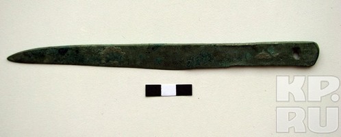 Также исследователи сумели откопать три бронзовых ножа, которыми древние сибиряки, скорее всего, орудовали при готовке пищи