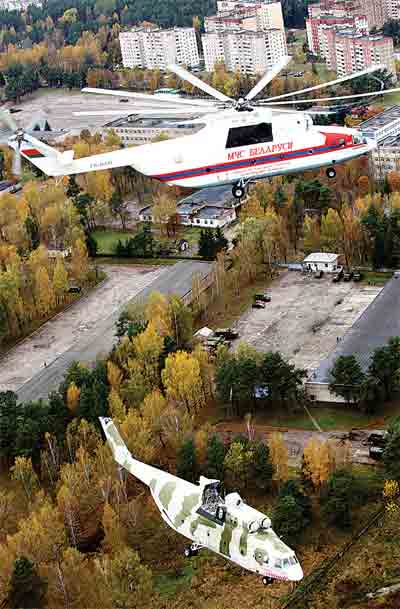 Такую операцию (транспортировать один Ми-26 другим) во всем мире провели только белорусские и российские спасатели. Но выбор пал на наших.