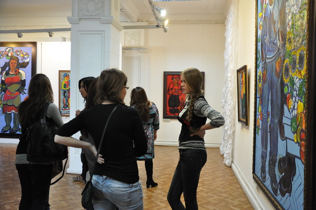 На мастер-классе и открытии выставки было много молодежи.
