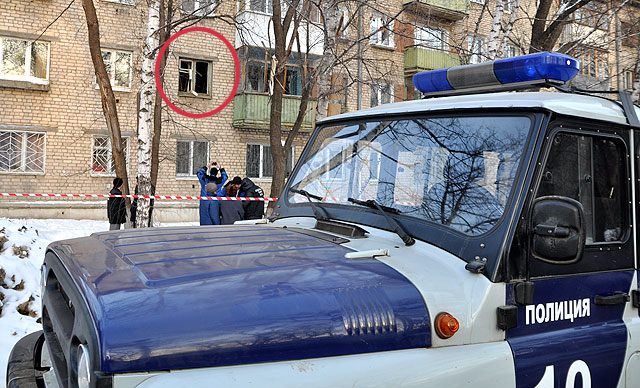 Уголовник пытался отбиться от полиции, бросая гранаты из окна квартиры, где скрывался
