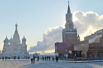 Мороз и солнце придали Красной площади иллюзию деревенской идиллии: вон как «печки» дымят. 