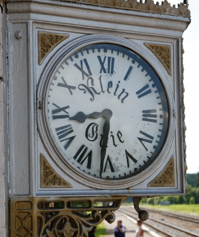 Часы появились на вокзале местечка Кляйн Гни в начале прошлого века. Тикают до сих пор.