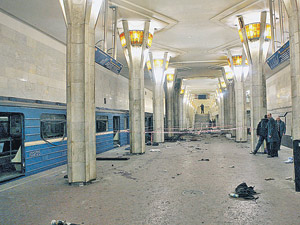 Вчера станцию «Октябрьская» закрыли. Следствие изучает, кто устроил трагедию.