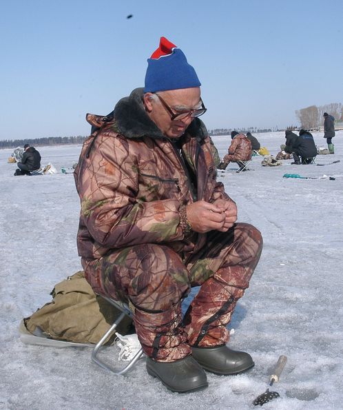 Ежедневно на лед Обского водохранилища выходят сотни рыбаков.
