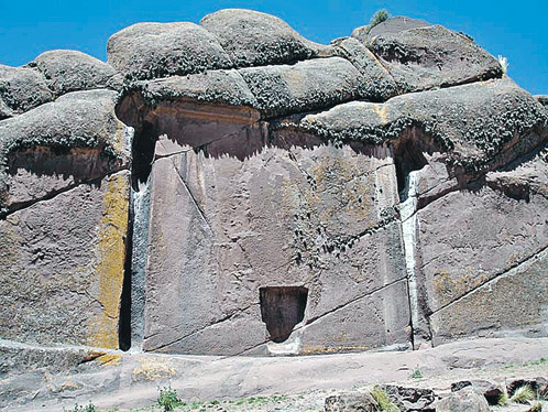 Эту огромную каменную плиту местные жители называют порталом Араму Муру, а нишу в нем - Пуэрта де Хаю Марка, или Ворота богов.