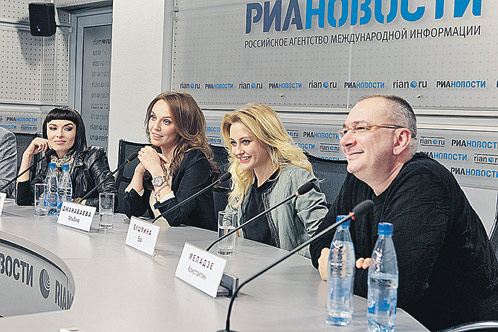 Надежда Грановская, Альбина Джанабаева, Ева Бушмина и Константин Меладзе (слева направо) в случае чего, примут роды у своей подруги прямо на сцене.