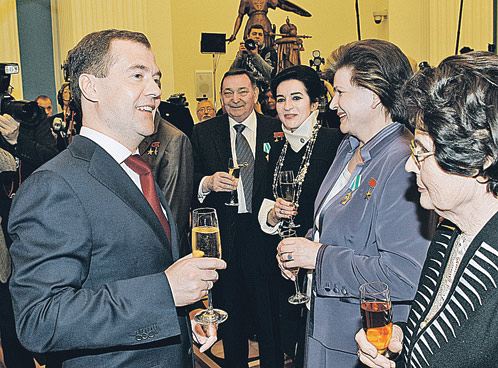 После вручения госнаград в Кремле Дмитрий Медведев выпил шампанского с первой женщиной-космонавтом Валентиной Терешковой и Валентиной Гагариной (крайняя справа) - вдовой Юрия Гагарина.