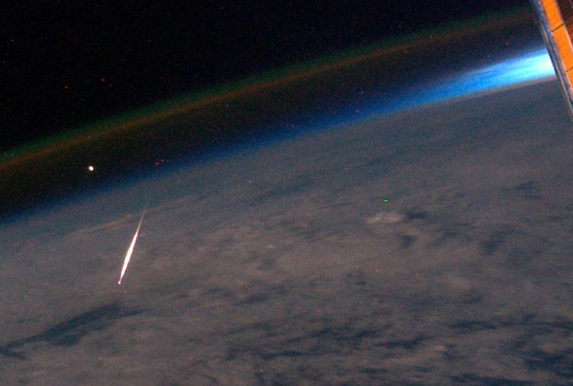 С борта МКС на метеоры можно смотреть сверху вниз
