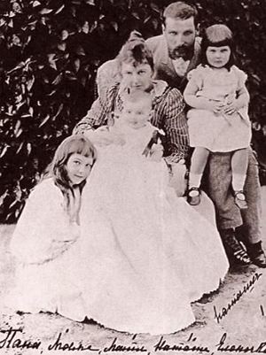 Столыпин с женой и дочками. Под фото - подпись: «Папа, мама, Маша, Наташа, Еленочка». У Столыпина было пять дочерей и сын.