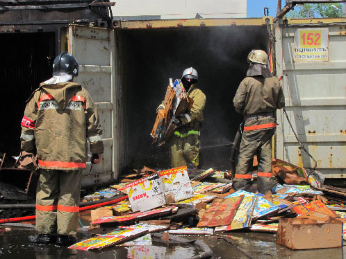 Из глубины контейнеров пожарные выносили коробки, но спасти добро из горевших павильонов не удалось