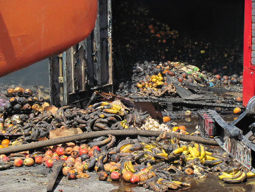 Сотни килограммов бананов, яблок и картошки стали жертвой пожара