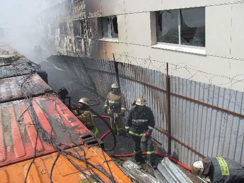Пожарные помогают демонтировать ларьки, в администрации рынка обещают убрать их уже сегодня.