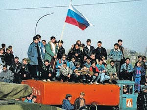 События октября 1993-го у большинства россиян вызывают
 сегодня неоднозначные оценки. (Снимок сделан у «Белого дома» в тот 
«черный октябрь»...)