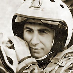 Первым Героем стал летчик Суламбек Осканов, ценой своей жизни спасший людей.