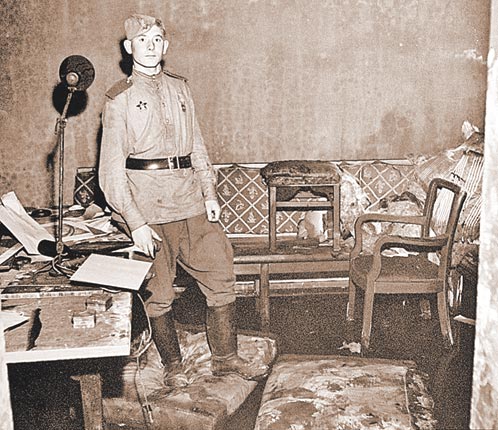 Советский солдат позирует на фоне того самого дивана в бункере Гитлера, на котором, как считается, нацист № 1 и его новоиспеченная жена Ева Браун покончили с собой 30 апреля 1945 года.
