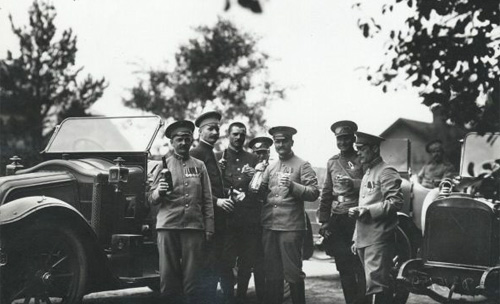 Группа придворных шоферов у автомобилей, принадлежавших собственному его императорского величества гаражу. Петроград, 1914 г.