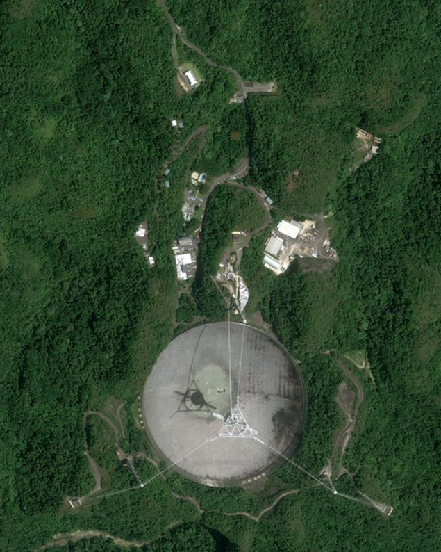 Тарелка телескопа обсерватории Аресибо (Пуэрто Рико), с помошью которой будет отправлено послание инопланетянам
