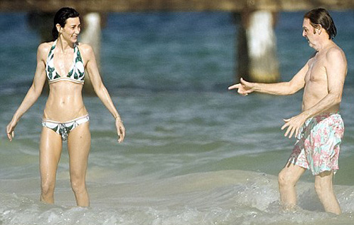 ...и она явно не считает, что ей пора завязывать с бикини. Фото: Daily Mail.