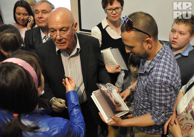 Журналисты после встречи окружили Познера и просили автографы