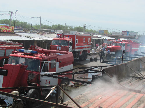 Всего на рынок прибыли 40 спасателей и десять машин, включая последнее приобретение пожарных — автомобиль, который может тушить паром.