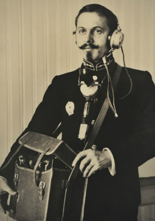 Придворный связист с переносным телефонным аппаратом. Царское село, 1910 г.