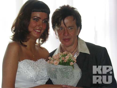19 августа 2005 года, 53-летний певец женился на 19-летней брянской девушке Нелли Власовой