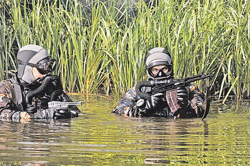Боевые пловцы ФСО. 2011 г. Они охраняют первых лиц государства во время их передвижения по воде.
