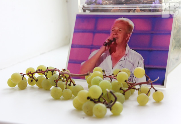 У фотографии Якова Науменко лежат грозди домашнего винограда. Это первый урожай, которого певец не дождался