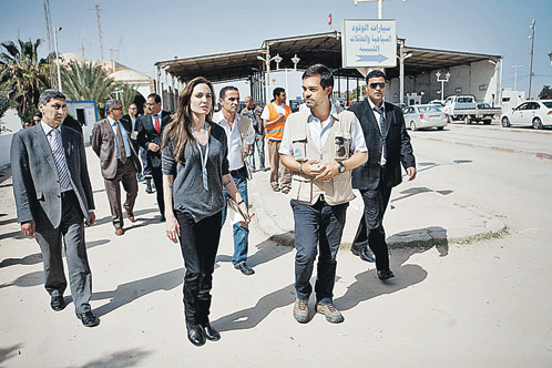 Между тем вчера в Ливию (на территорию, контролируемую Каддафи) приехала посол доброй воли ООН актриса Анджелина Джоли. Она попытается помочь беженцам, спасающимся от войны. 