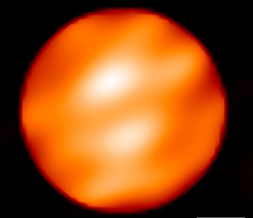 Бетельгейзе, снятая телескопом Хаббл в 1996 году: на оболлочке видны подозрительные пятна