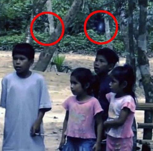 Инопланетянин предстал на заднем плане сцены общения авторов "фильма" с бразильскими детьми 