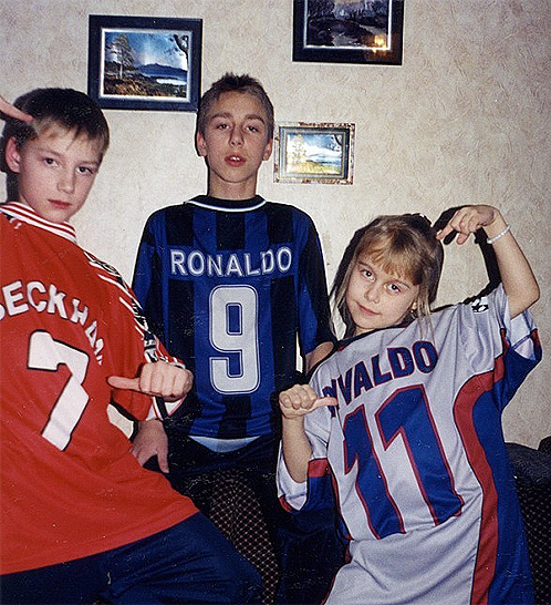 Алексей Воробьев (крайний слева) в своей любимой футболке с номером 7