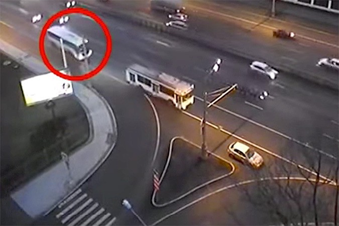 В Москве пассажирский автобус сбил на пешеходном переходе молодую маму с коляской