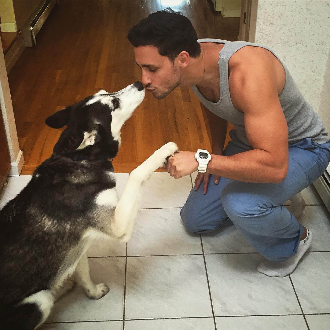 #TBT with my Valentine @roxy.husky Ask any dog owner. It really is amazing to have a friend sending you off and welcoming you back from work daily #husky Фото: doctor.mike