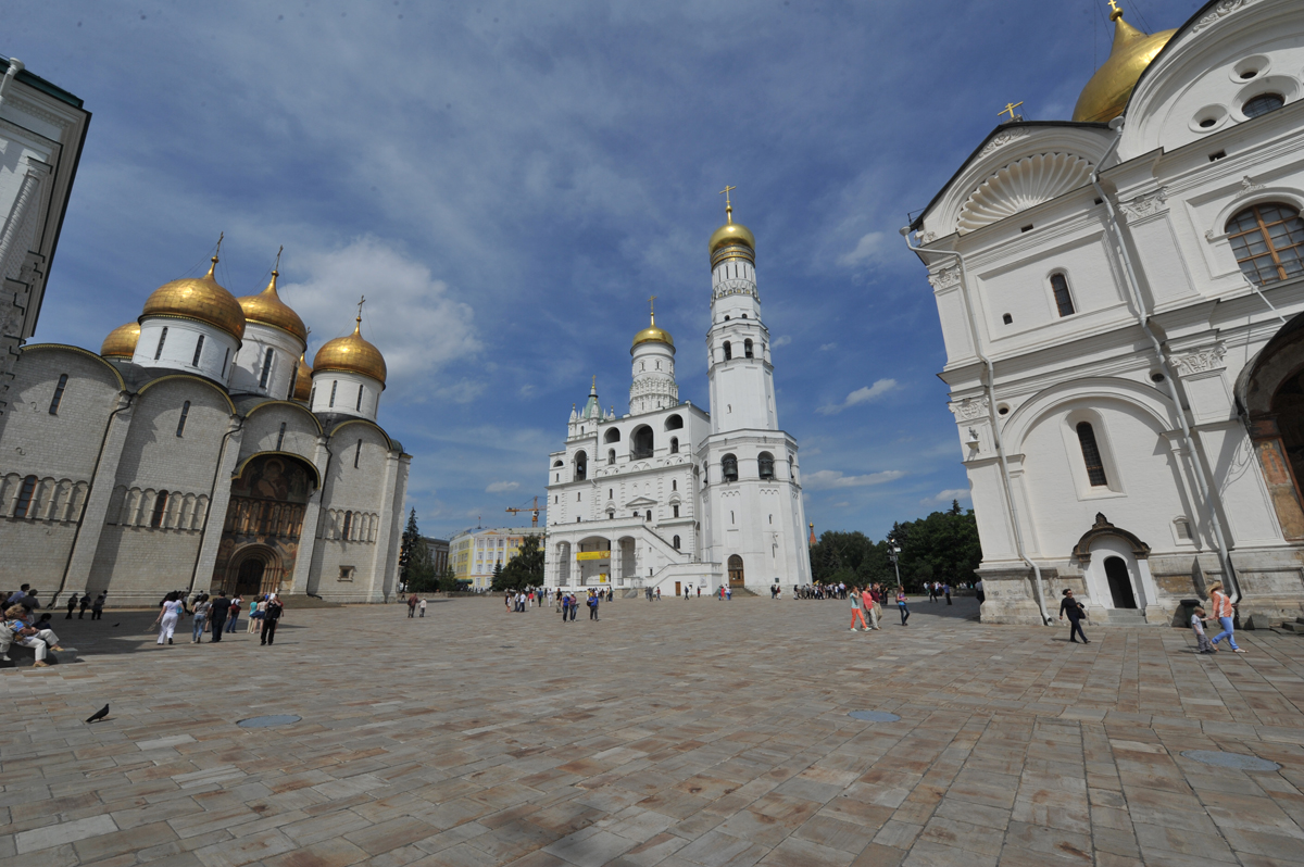 Moscow cathedral square. Соборная площадь Московского Кремля. Архитектурный ансамбль Соборной площади. Ансамбль Соборной площади Московского Кремля. Дворцово храмовый ансамбль Соборной площади в Москве.