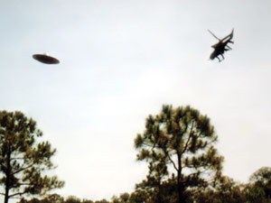 Фото сделано во Флориде, возле базы ВВС в 1996 году. Рядом с «тарелкой» - вертолет с испытателями.