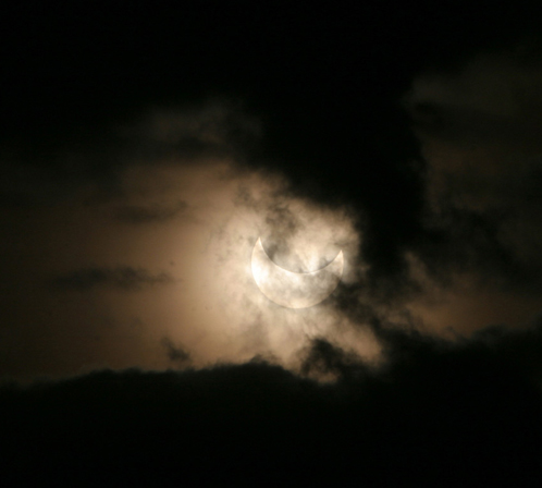 Затмение 4 января 2011 года, снятое из облачной Франции