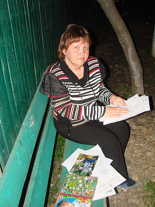 Мама мальчика Татьяна Александровна с письмами.