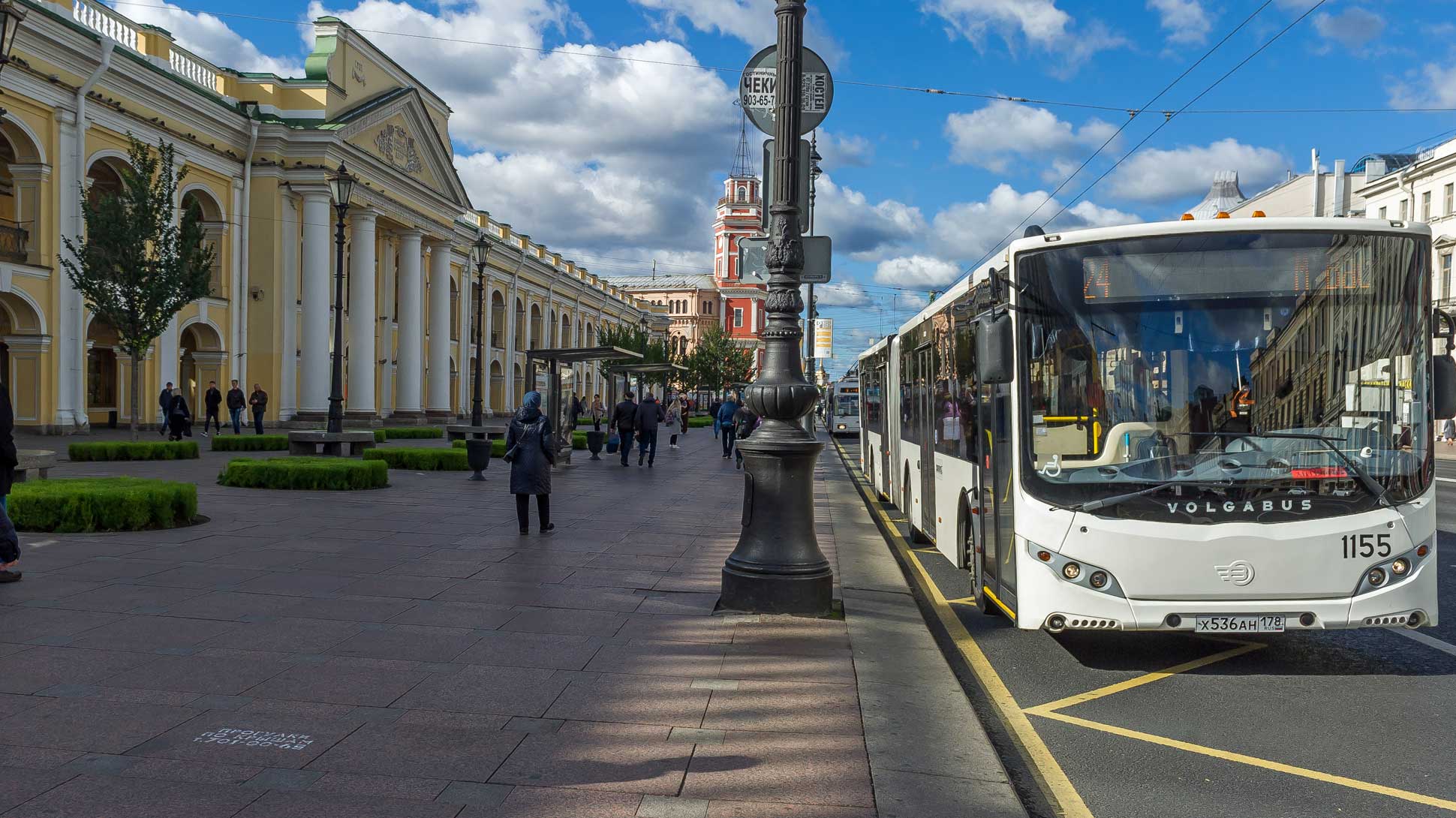 Время транспорта в петербурге. Гостиный двор фото.