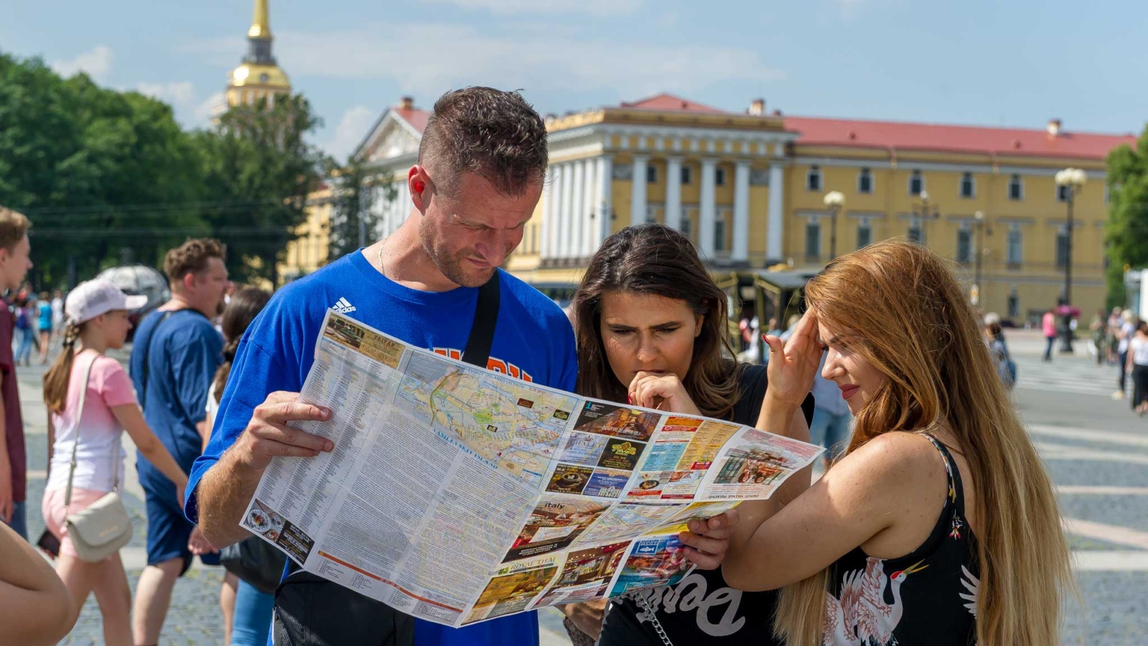 Туристы в Петербурге