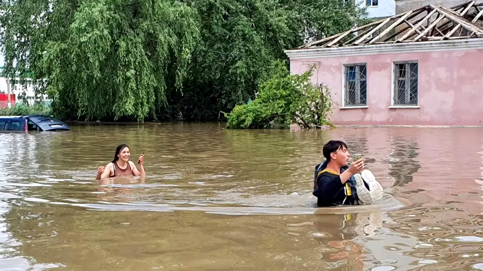 Крым затапливает. Наводнение в Керчи 17 июня 2021. Наводнение в Крыму 2021. Потоп в Крыму 2021. Потоп в Крыму 18 июня 2021 Ялта.