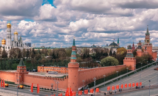 Строительство стен из красного камня вокруг московского кремля