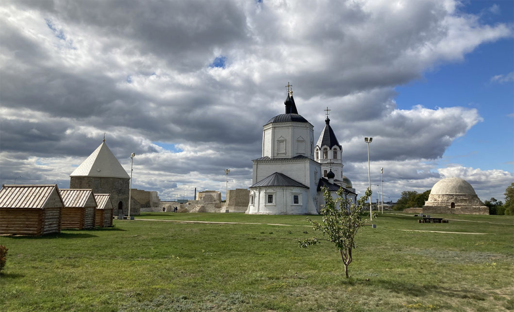 Северное татарстан. Восточный мавзолей Болгар. Атлас Великий Болгар. Остатки руин на берегу Волги Великий Булгар. Болгар дождь.