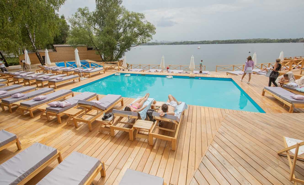 City beach club строгинское ш 3 фото. Сити Бич клаб Строгино. Строгино пляж. Пляжный клуб Строгино. Открытый бассейн в Строгино на пляже.